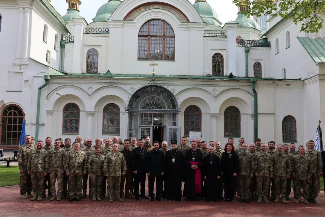 У Софійському соборі відбувся випуск військових капеланів після курсу підвищення кваліфікації - 170007 У Софійському соборі відбувся випуск військових капеланів після курсу підвищення кваліфікації - фото 170007