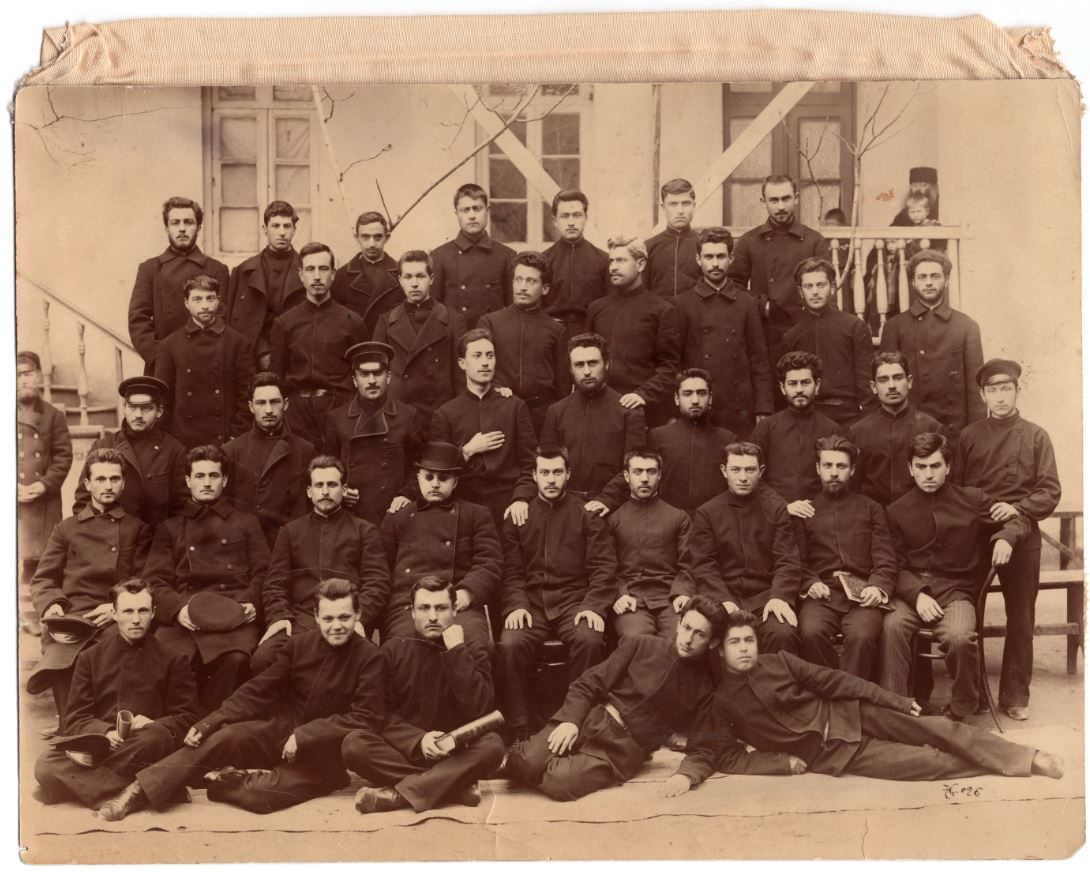 Вихованці Тбіліської духовної семінарії. Фотографія. 1890-ті рр. (Другий зліва у верхньому ряду — Йосиф Джугашвілі) - 170271 Вихованці Тбіліської духовної семінарії. Фотографія. 1890-ті рр. (Другий зліва у верхньому ряду — Йосиф Джугашвілі) - фото 170271