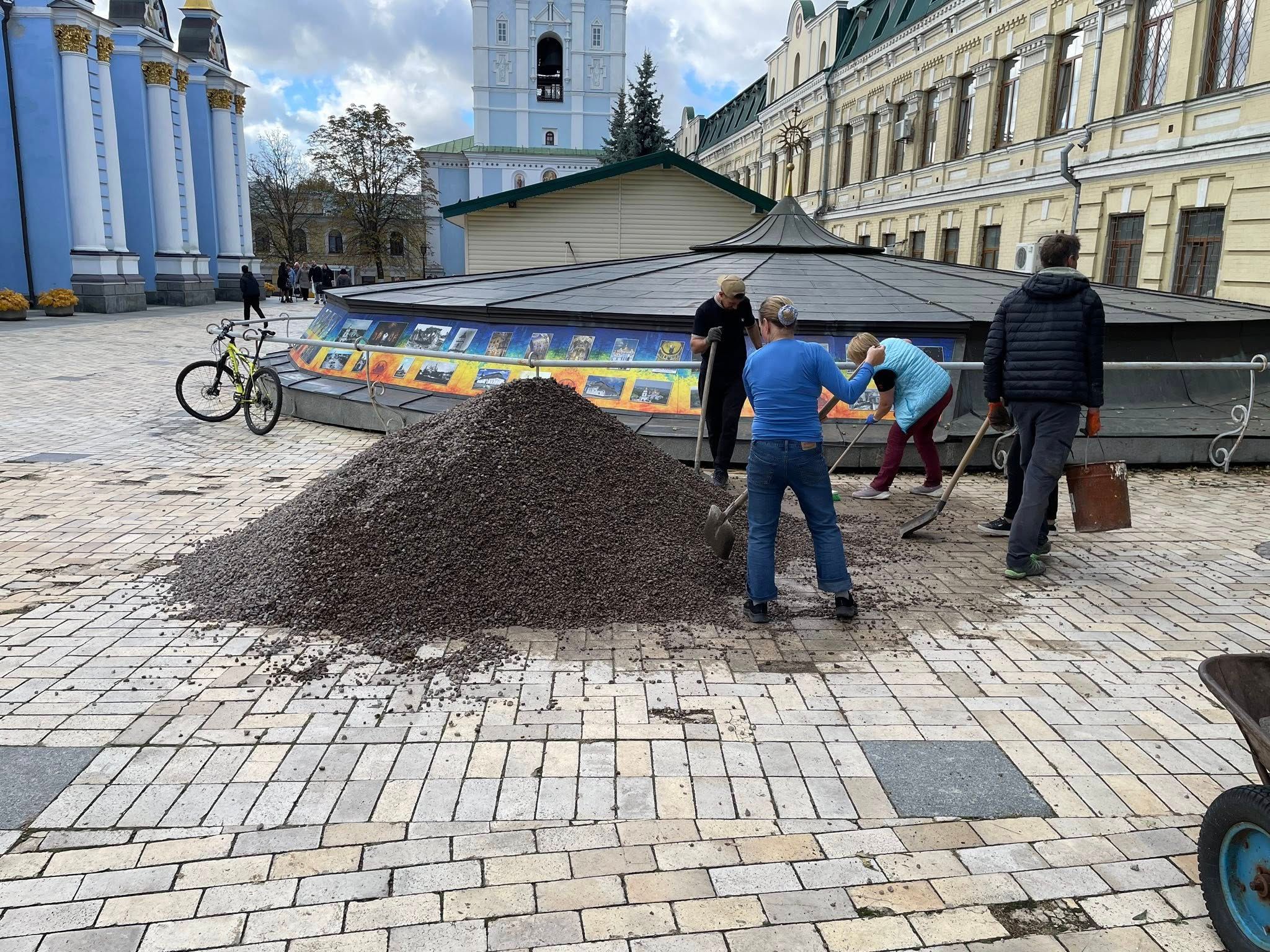 На території Михайлівського Золотоверхого монастиря відкриють простір із фундаментами церкви XII ст. - 170617 На території Михайлівського Золотоверхого монастиря відкриють простір із фундаментами церкви XII ст. - фото 170617