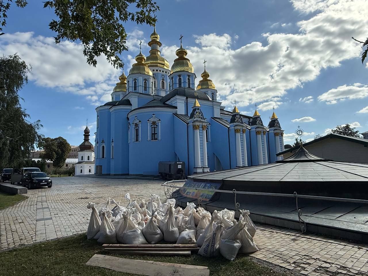 На території Михайлівського Золотоверхого монастиря відкриють простір із фундаментами церкви XII ст. - 170618 На території Михайлівського Золотоверхого монастиря відкриють простір із фундаментами церкви XII ст. - фото 170618
