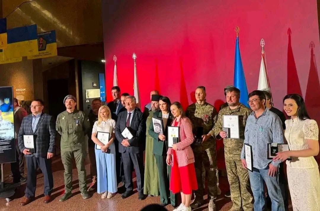 Президентка Білорусії в екзилі нагородила капелана з Чернігова медаллю з підбитого російського танка - 171146 Президентка Білорусії в екзилі нагородила капелана з Чернігова медаллю з підбитого російського танка - фото 171146
