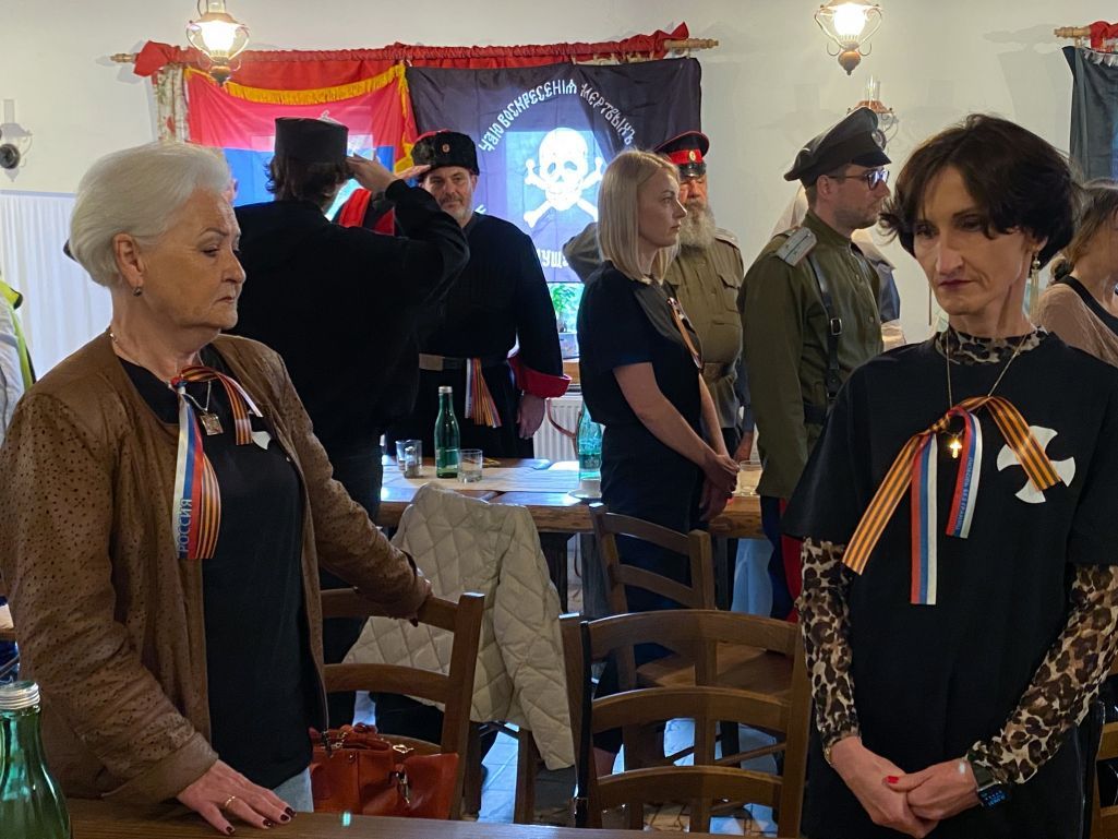 Учасники церемонії передачі дзвону православній парафії в Гладишові з «георгіївськими стрічками» та російськими прапорами. Гладишів, 9 травня 2026 року. - 171215 Учасники церемонії передачі дзвону православній парафії в Гладишові з «георгіївськими стрічками» та російськими прапорами. Гладишів, 9 травня 2026 року. - фото 171215