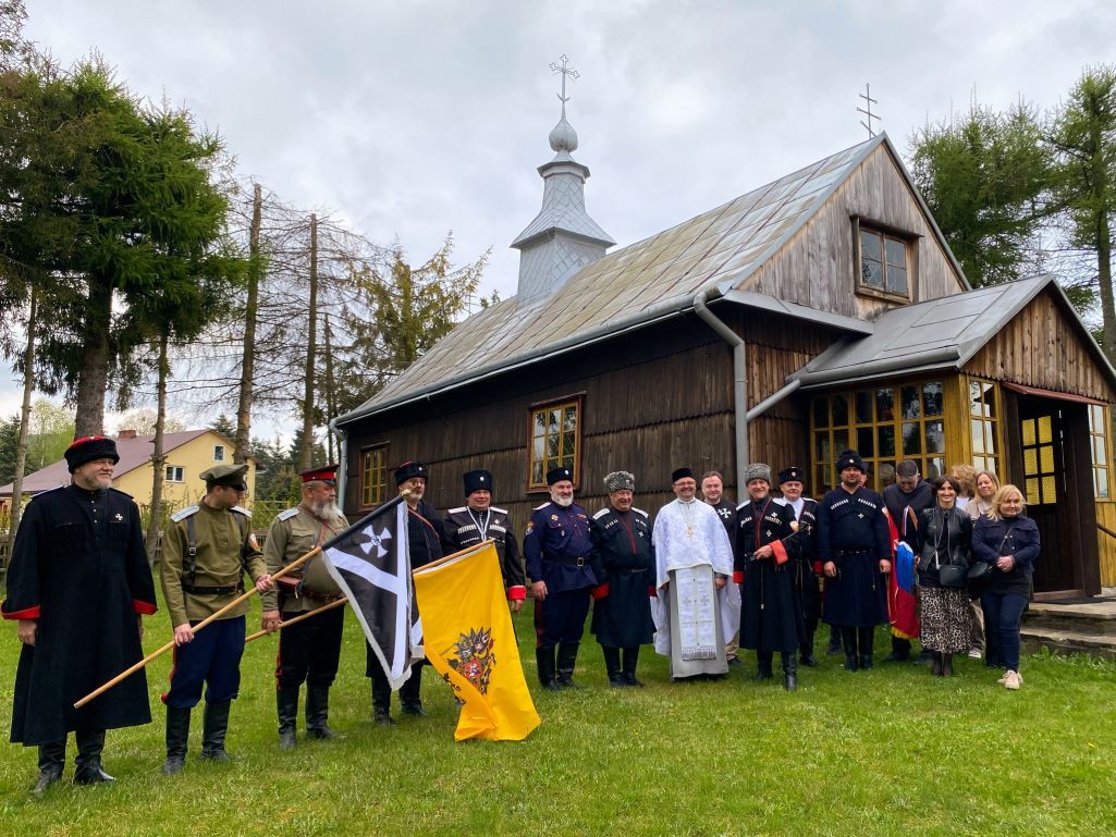 Члени Союзу козаків у Польщі та Козацької організації в Королівстві Іспанія, а також настоятель православної парафії в Гладишові о. Ярослав Грич на спільній пам’ятній фотографії з нагоди передачі дзвону з символами Російської імперії. Гладишів, 9 травня 2026 р. - 171216 Члени Союзу козаків у Польщі та Козацької організації в Королівстві Іспанія, а також настоятель православної парафії в Гладишові о. Ярослав Грич на спільній пам’ятній фотографії з нагоди передачі дзвону з символами Російської імперії. Гладишів, 9 травня 2026 р. - фото 171216