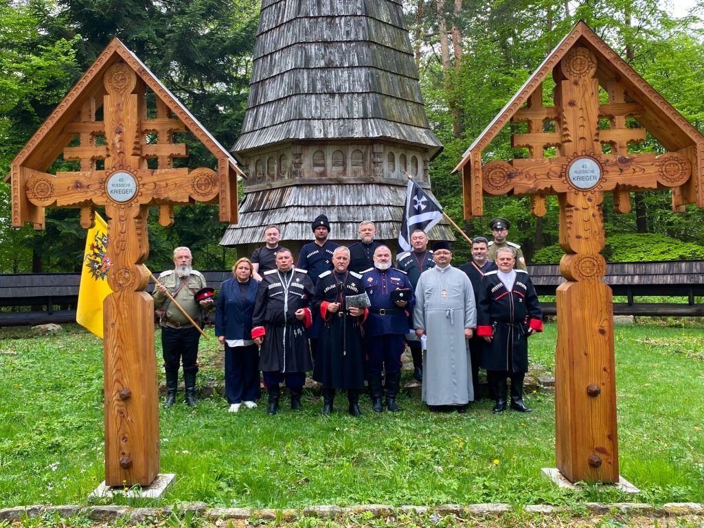 «Козаки» та о. Ярослав Грич на Військовому кладовищі № 55 у Гладишові, заснованому Австро-Угорською імперією. Гладишів, 9 травня 2026 р. - 171217 «Козаки» та о. Ярослав Грич на Військовому кладовищі № 55 у Гладишові, заснованому Австро-Угорською імперією. Гладишів, 9 травня 2026 р. - фото 171217