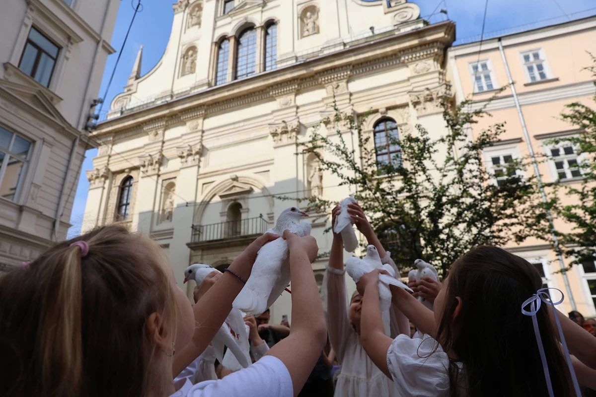 Сьогодні вшановуємо пам'ять дітей, які загинули внаслідок збройної агресії Росії - фото 171544