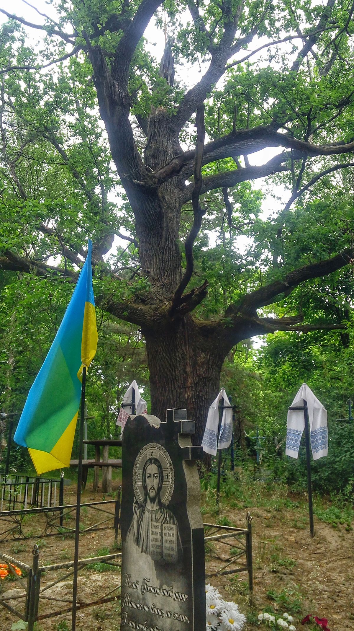 Поєднання старих і нових традицій на цвинтарях - фото 171614