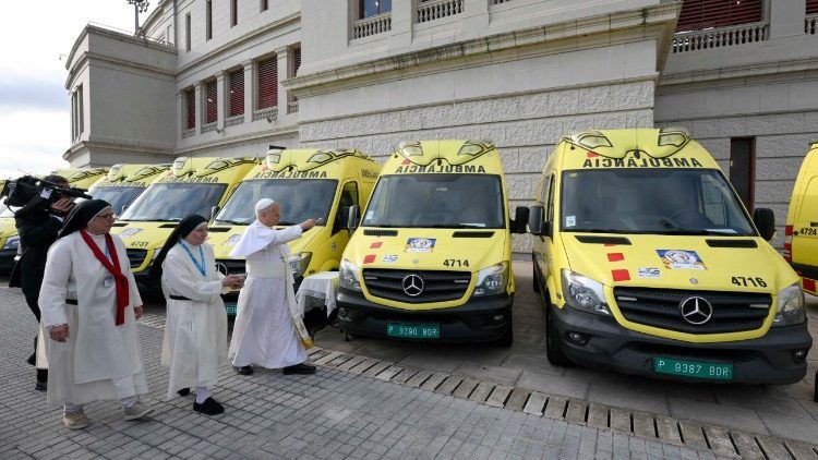 Папа благословив авто швидкої, які поїдуть в Україну - 171755 Папа благословив авто швидкої, які поїдуть в Україну - фото 171755