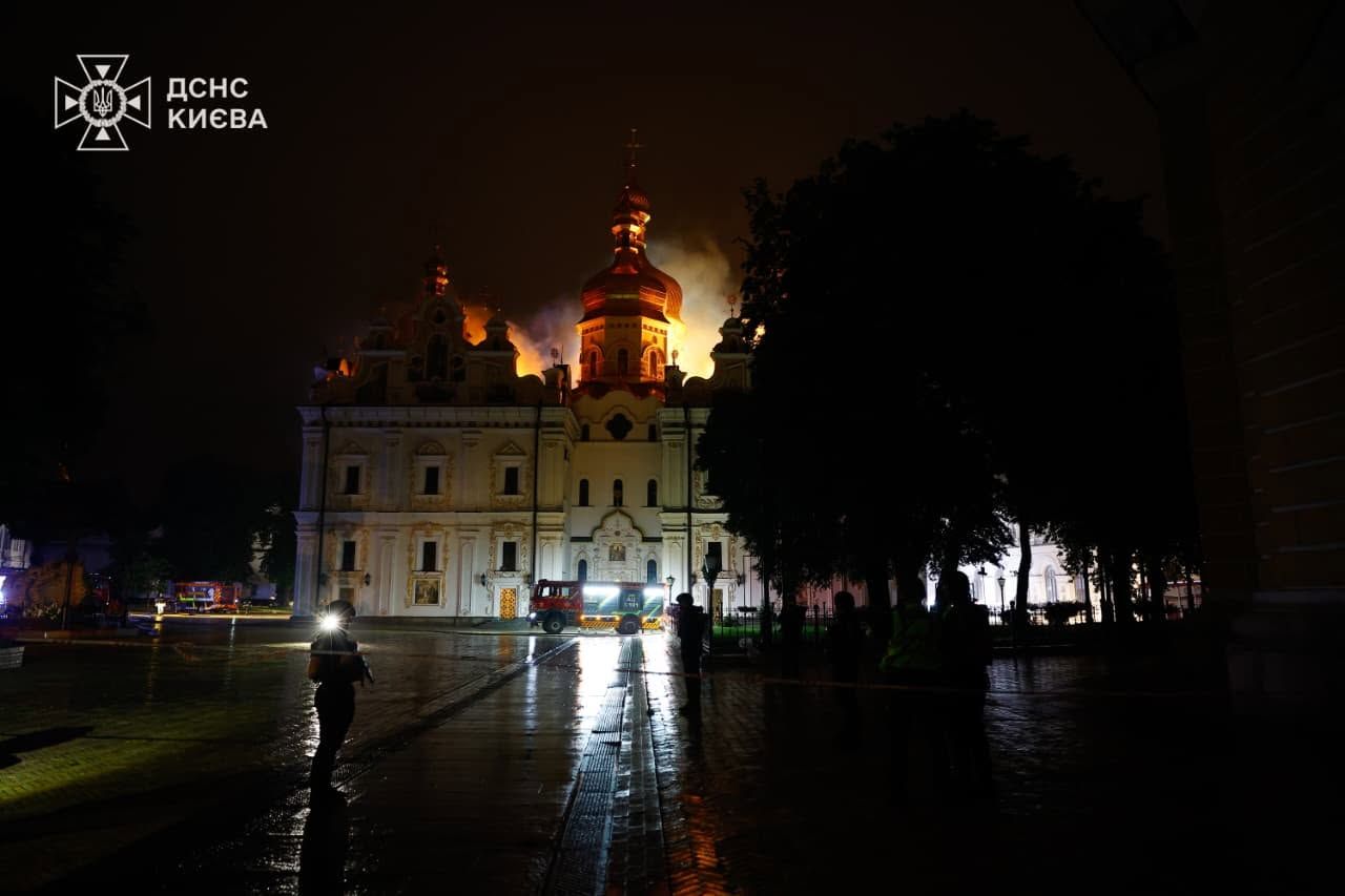 Ворог влучив в Успенський храм Києво-Печерської лаври: триває гасіння пожежі - фото 171969