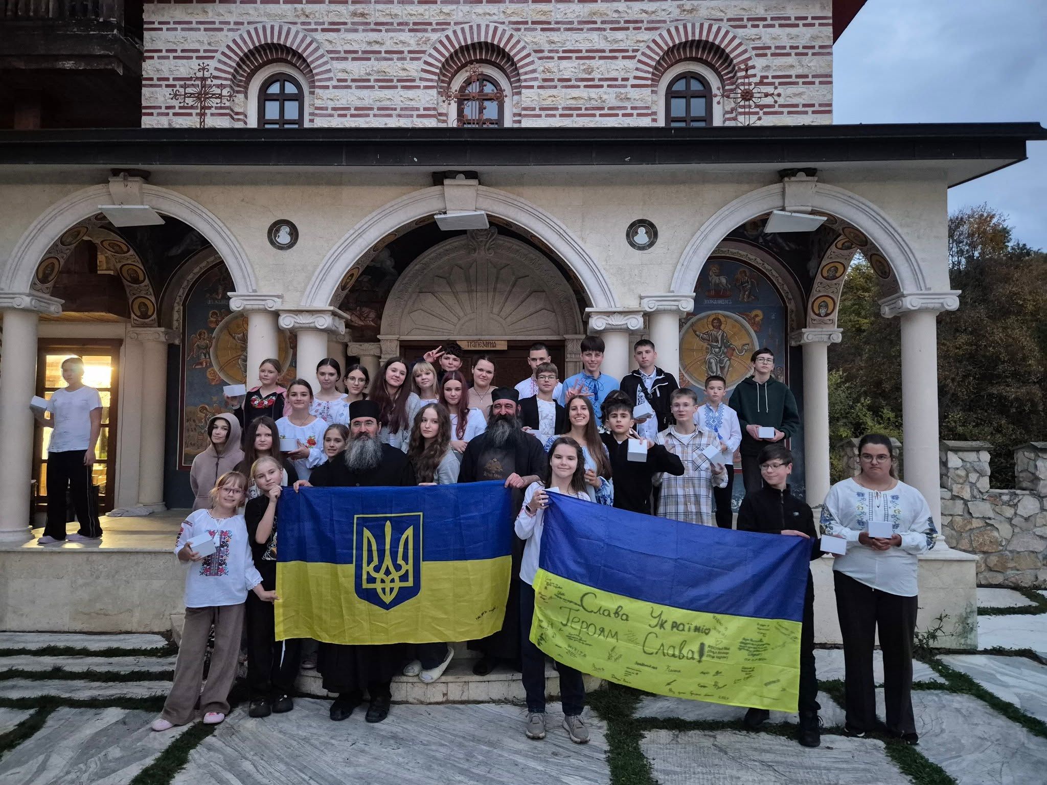 Болгарські монахи з українськими дітьми - 172147 Болгарські монахи з українськими дітьми - фото 172147