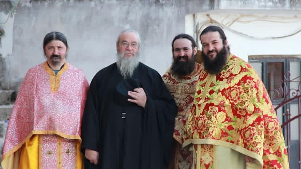 Старець Спиридон із скиту Малої Святої Анни, а навколо нього — молоді єромонахи. - 172176 Старець Спиридон із скиту Малої Святої Анни, а навколо нього — молоді єромонахи. - фото 172176