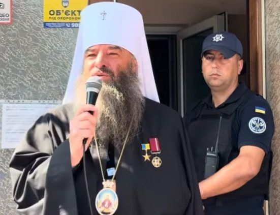 Лонгін виступає під будівлею суду в м. Герца, 2025 р. - фото 172559