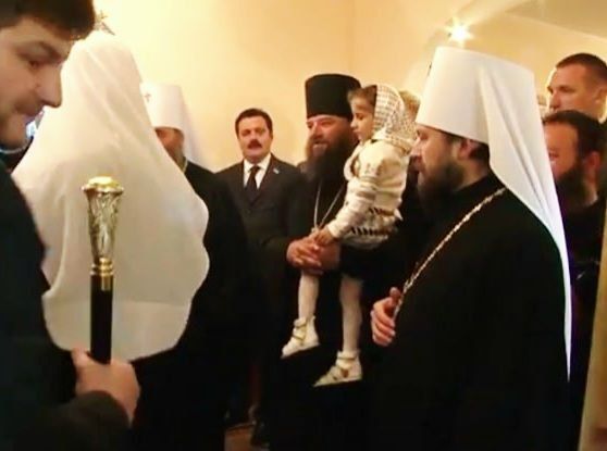 У селі Молниця на Буковині під час візиту Кирила Гундяєва, жовтень 2011 р. Серед інших - теперішній колаборант А.Деркач - фото 172560