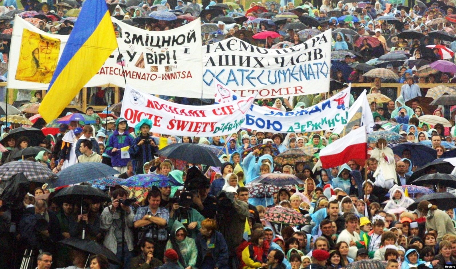 Під час візиту папи Римського Івана Павла Другого до України. Літургія у комплексі «Чайка». Київ, 24 червня 2001 року - фото 172578