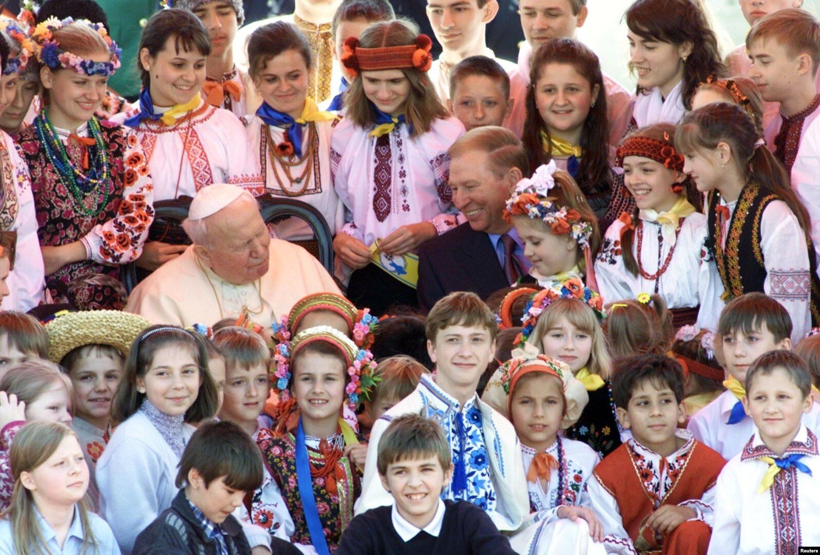 Київ, 23 червня 2001 року. На той час папа Іван Павло ІІ і президент України Леонід Кучма - фото 172583