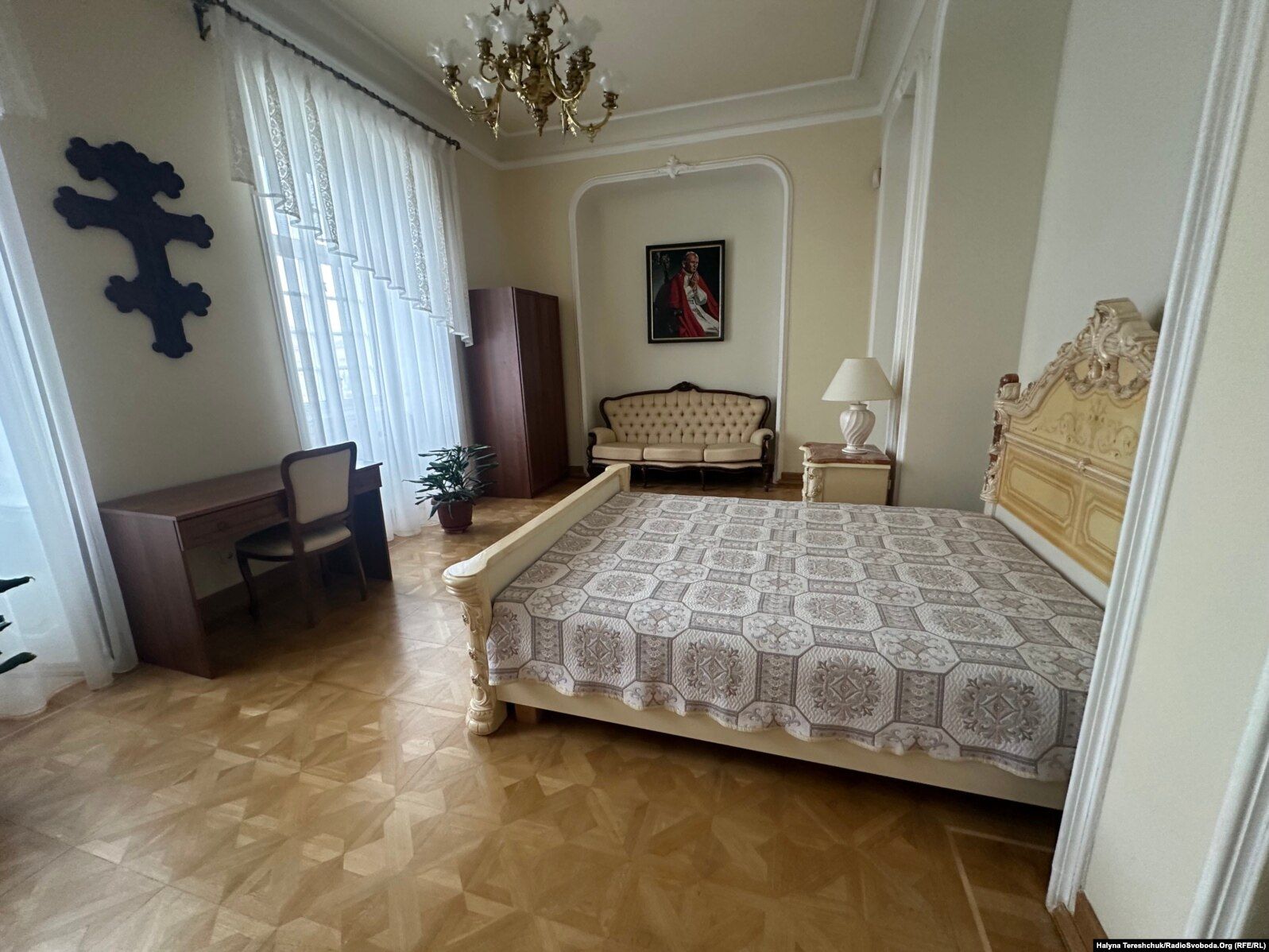 Кімната у митрополичих палатах Святоюрського собору, де ночував Іван Павло ІІ - фото 172589