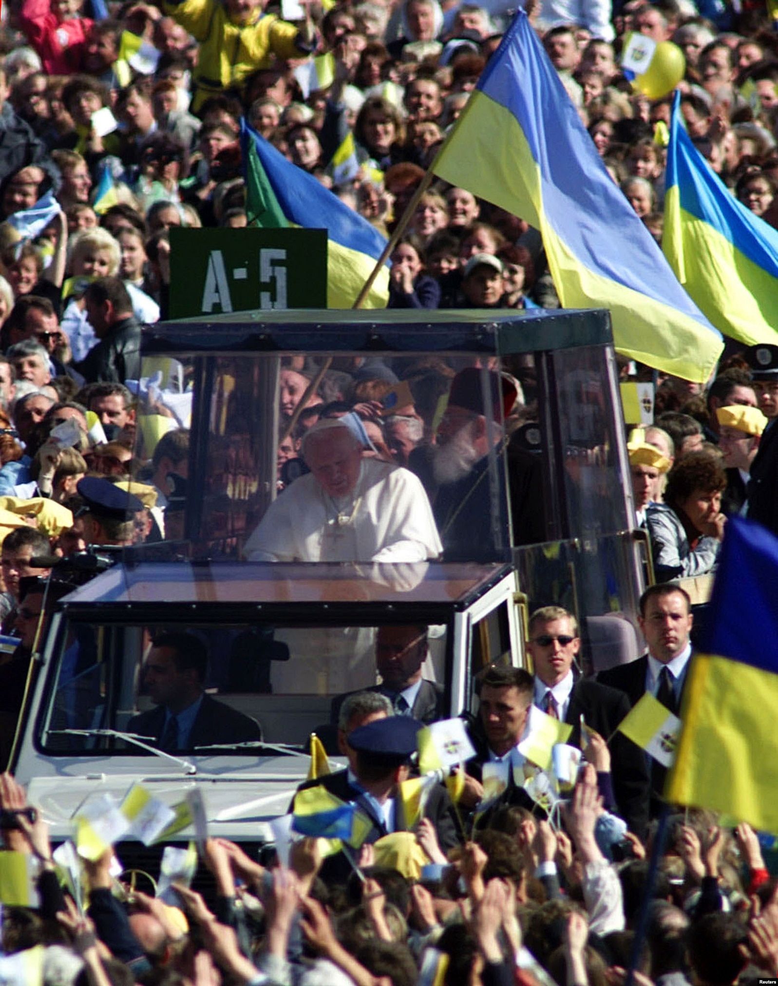 Папа Іван Павло Другий під час візиту до України. Львів, 27 червня 2001 року - фото 172592