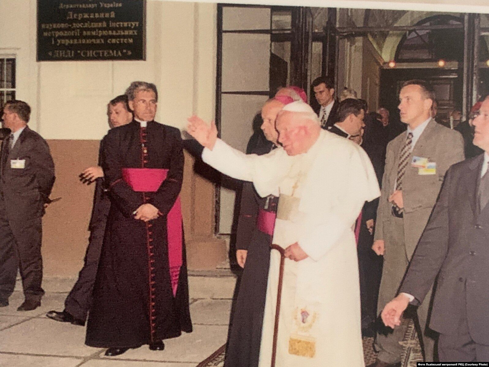 Папа відвідав Львівську курію РКЦ, червень 2001 року - фото 172594
