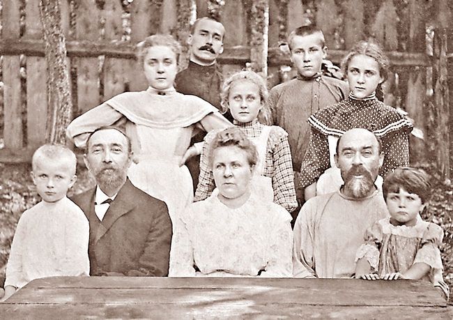 Родина Булгакових на дачі в Бучі. Злава направо сидять: Ваня, Д.І.Богашевський, мати Варвара Михайлівна, батько Афанасій Іванович із наймолодшою дочкою на руках; стоять: Віра, с.Язєв, Варя, Міхаіл, Надя. 1906 р. Фото з Музею Міхаіла Булгакова. - 172851 Родина Булгакових на дачі в Бучі. Злава направо сидять: Ваня, Д.І.Богашевський, мати Варвара Михайлівна, батько Афанасій Іванович із наймолодшою дочкою на руках; стоять: Віра, с.Язєв, Варя, Міхаіл, Надя. 1906 р. Фото з Музею Міхаіла Булгакова. - фото 172851