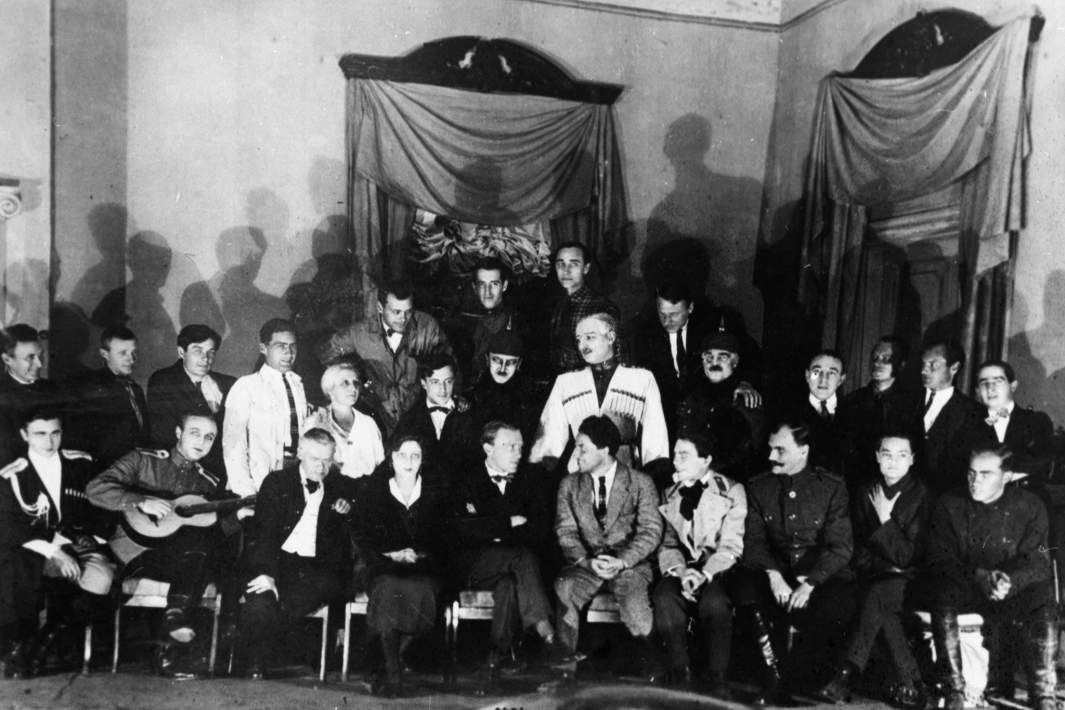 Михайло Булгаков (п’ятий зліва в першому ряду) серед акторів Московського художнього академічного театру після прем’єри вистави за його п’єсою «Дні Турбіних» (за мотивами його ж роману «Біла гвардія»). 1926 рік - 172853 Михайло Булгаков (п’ятий зліва в першому ряду) серед акторів Московського художнього академічного театру після прем’єри вистави за його п’єсою «Дні Турбіних» (за мотивами його ж роману «Біла гвардія»). 1926 рік - фото 172853
