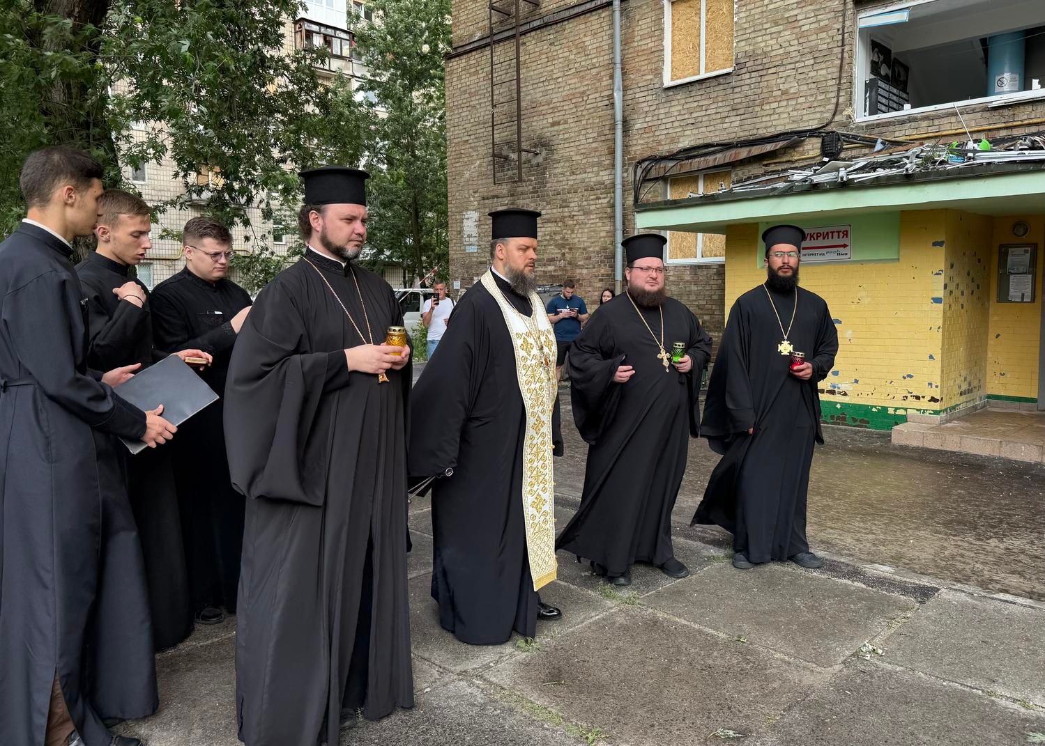 Намісник та братія Золотоверхого монастиря помолились за жертви чергової російської атаки на столицю - 172983 Намісник та братія Золотоверхого монастиря помолились за жертви чергової російської атаки на столицю - фото 172983