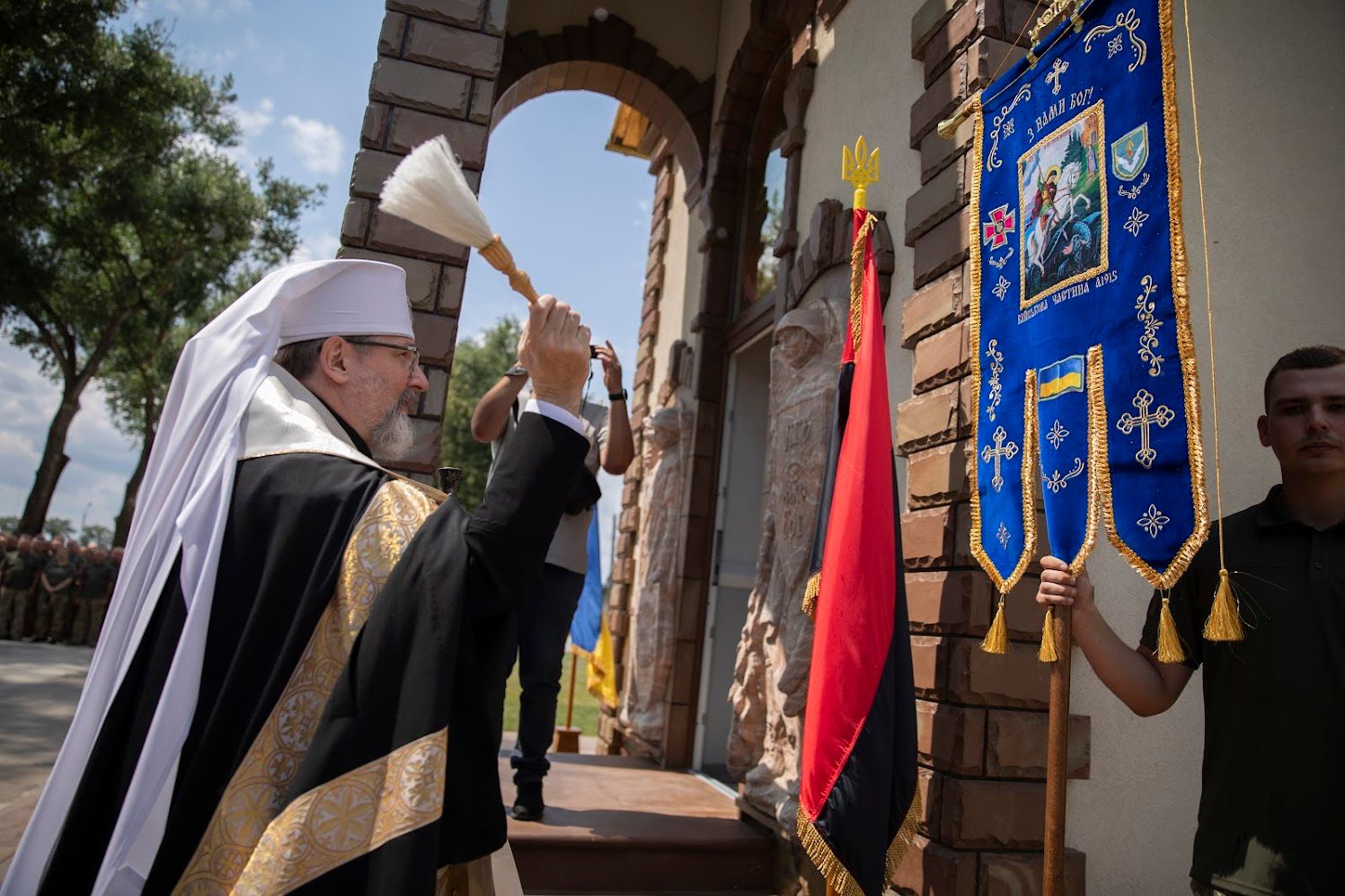 Патріарх Святослав освятив хоругву військової частини та благословив техніку для захисників України - 173023 Патріарх Святослав освятив хоругву військової частини та благословив техніку для захисників України - фото 173023