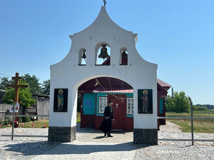 Олександр Дмитрук біля храму святих першоверховних апостолів Петра і Павла. Село Високе, Житомирський район, 30 червня 2026 року. - 173220 Олександр Дмитрук біля храму святих першоверховних апостолів Петра і Павла. Село Високе, Житомирський район, 30 червня 2026 року. - фото 173220