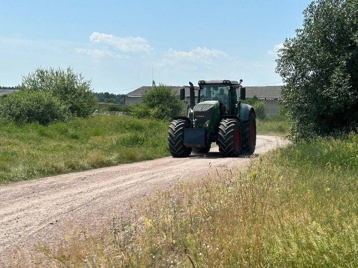 Олександр Дмитрук їде на тракторі. Житомирський район, 30 червня 2026 року. - 173221 Олександр Дмитрук їде на тракторі. Житомирський район, 30 червня 2026 року. - фото 173221