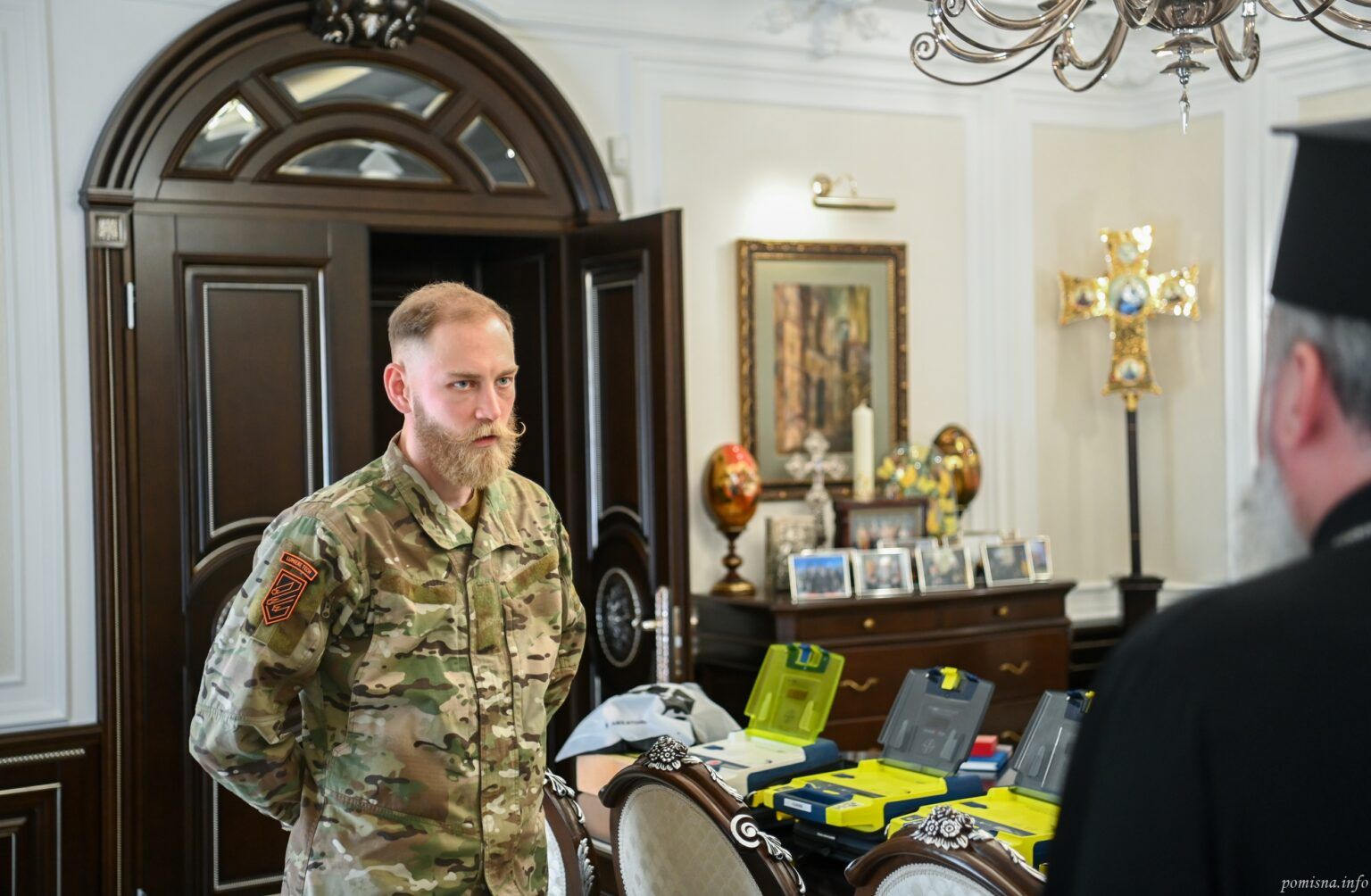 Митрополит Епіфаній передав портативні дефібрилятори захисникам Батьківщини - фото 173296