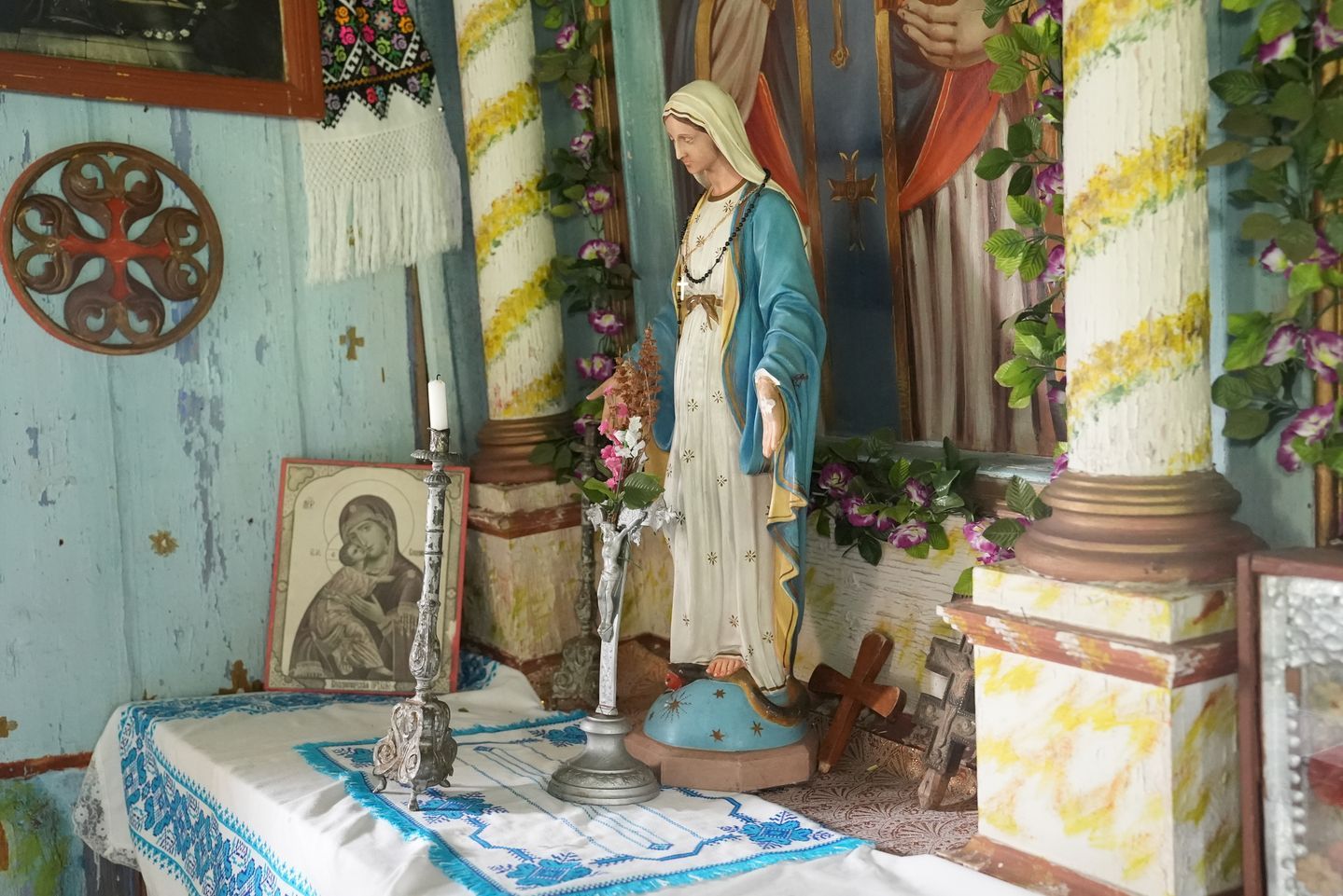 Фігурка Пресвятої Богородиці у храмі села Гринівка - 173336 Фігурка Пресвятої Богородиці у храмі села Гринівка - фото 173336