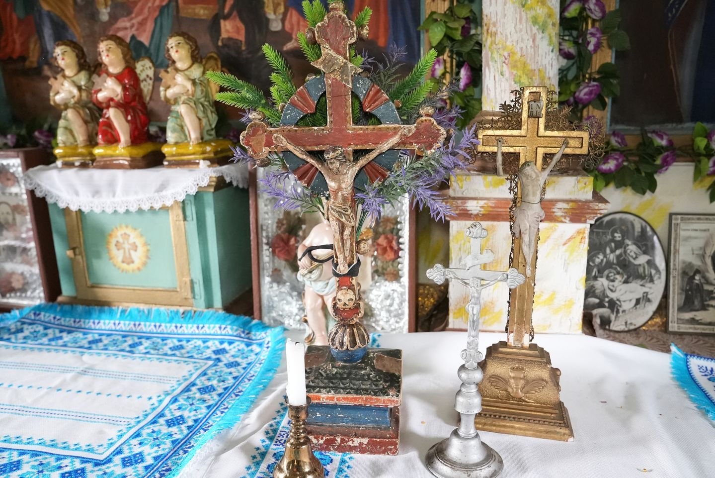 На передньому плані — дерев'яний хрест, виконаний у західному стилі - 173337 На передньому плані — дерев'яний хрест, виконаний у західному стилі - фото 173337