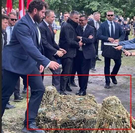 Трибуну для виступу Навроцького про Волинь облаштували просто на українських могилах, - ЗМІ - фото 173394