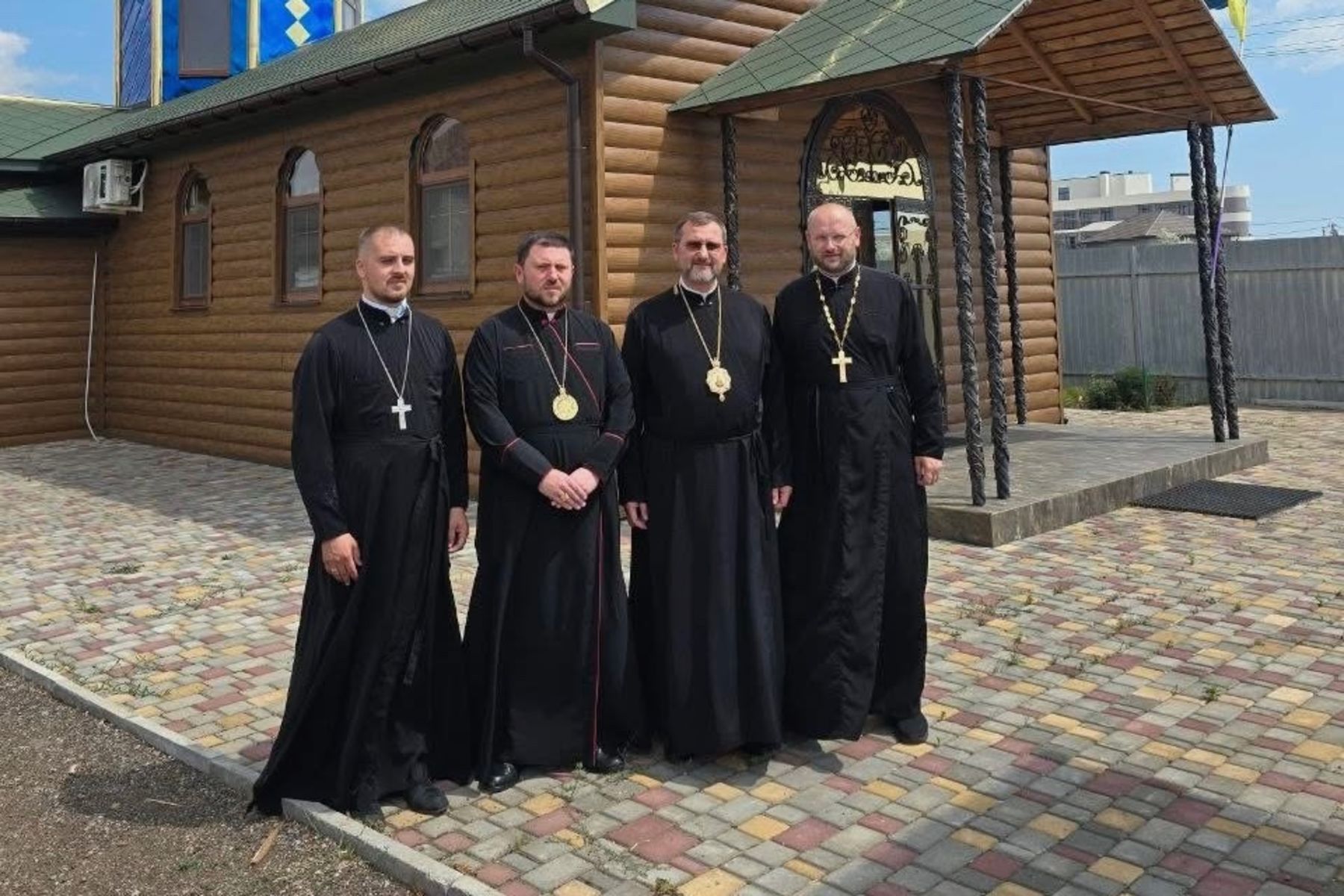 Кардинал Бичок відвідав Одеський екзархат та молився за загиблих від російських атак - 173744 Кардинал Бичок відвідав Одеський екзархат та молився за загиблих від російських атак - фото 173744