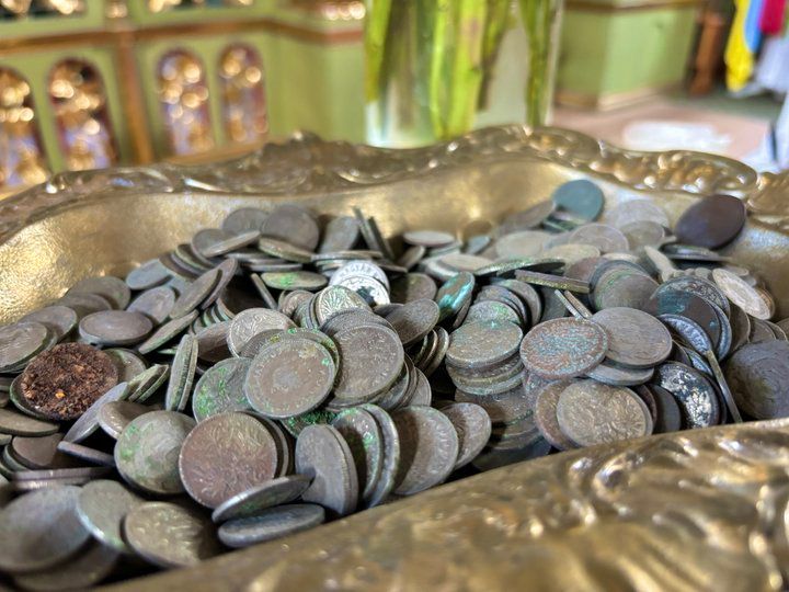 У храмі в Калуші знайшли мішечок з австро-угорськими монетами кінця XIX століття - 173987 У храмі в Калуші знайшли мішечок з австро-угорськими монетами кінця XIX століття - фото 173987