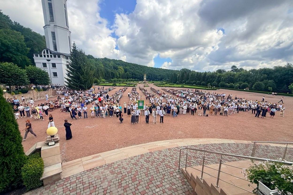 Медичні працівники здійснили ХІІІ Всеукраїнську прощу до Зарваниці - фото 174026