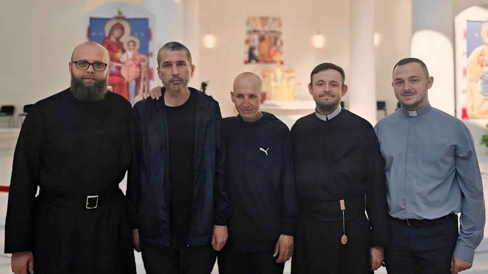 Отці Іван Левицький та Богдан Гелета (другий і третій зліва) разом із протоігуменом о. Володимиром Борейком (перший зліва) та колегами-священиками після їхнього звільнення у 2024 році - фото 174049