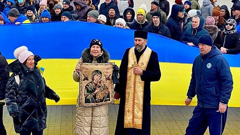 Отець Іван з парафіянами на молитві за мир - фото 174054